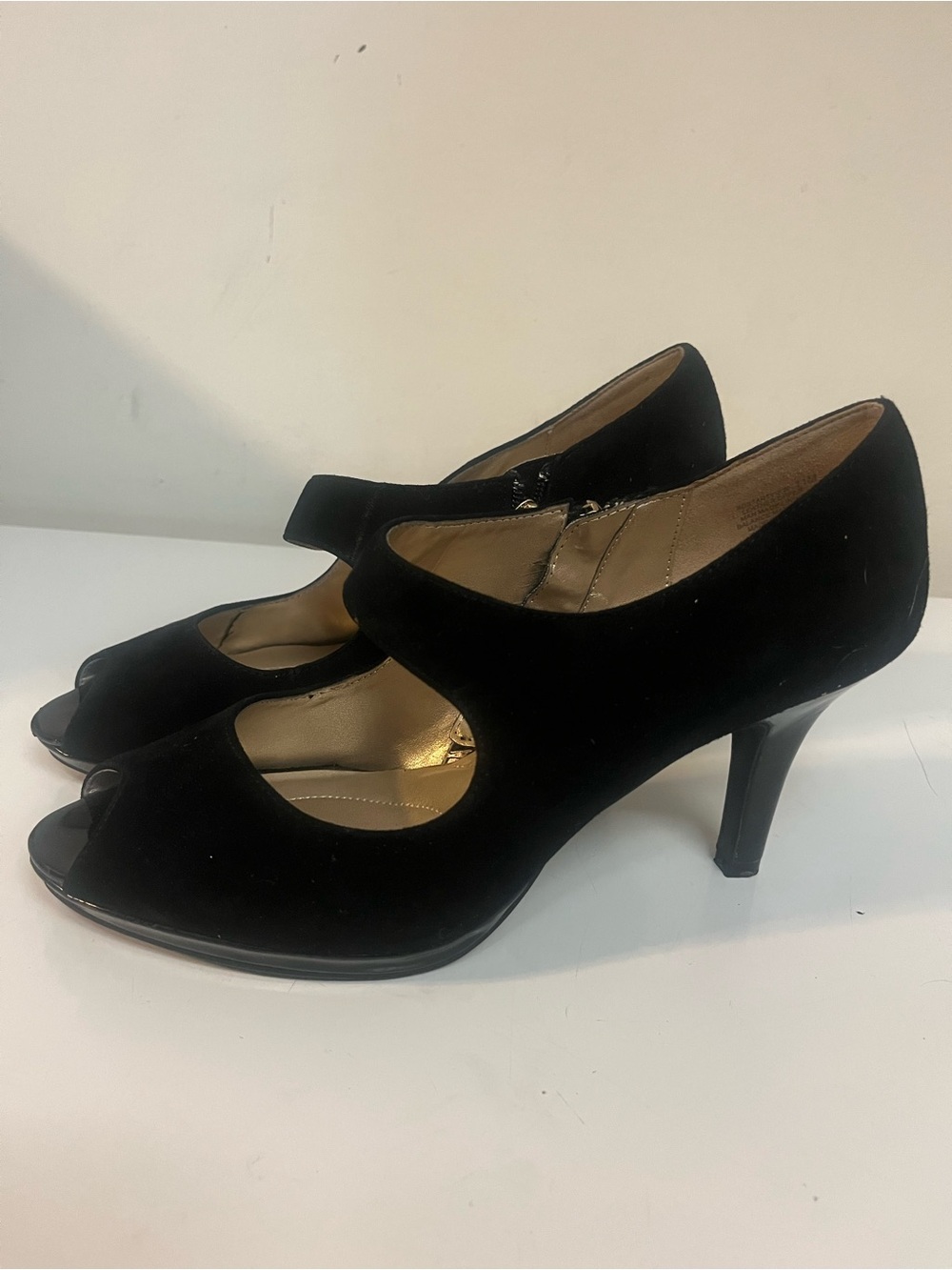 Bandolino Be Flexible Classic Black Suede Peep-Toe Mary Jane Heels Size 11